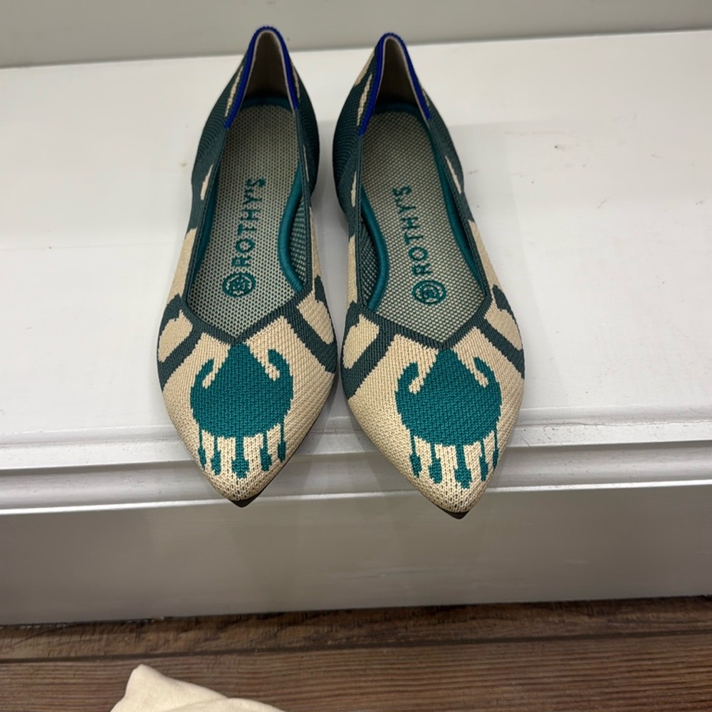 Elegant Green and Cream Flats with Cut-Out Design